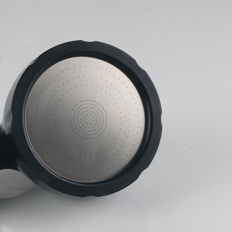 Iaponica adductius caput imbrem nigrum